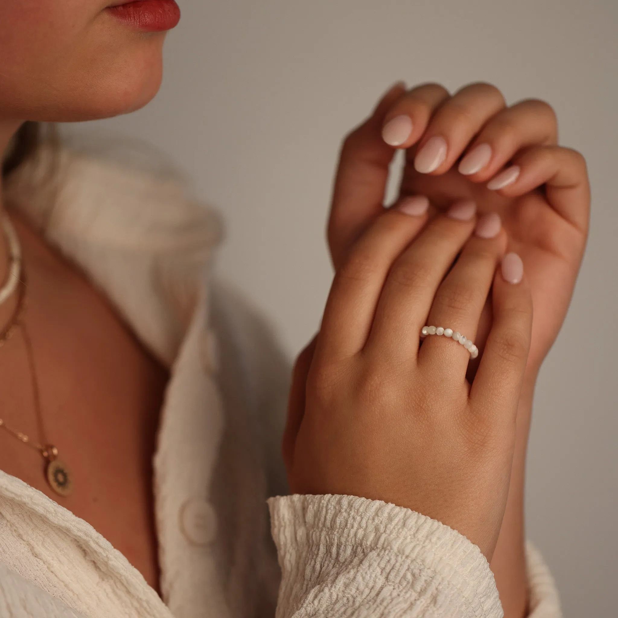 EARTHSTONE STRETCH RING - MOTHER OF PEARL