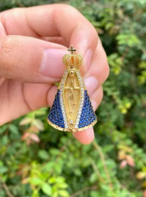 Pingente de Nossa Senhora de Aparecida Foleada a Ouro 18K Com Pedras Azuis 39x24mm Pingentes Catolicos Para Mulheres e Homens Pedra Zirconia