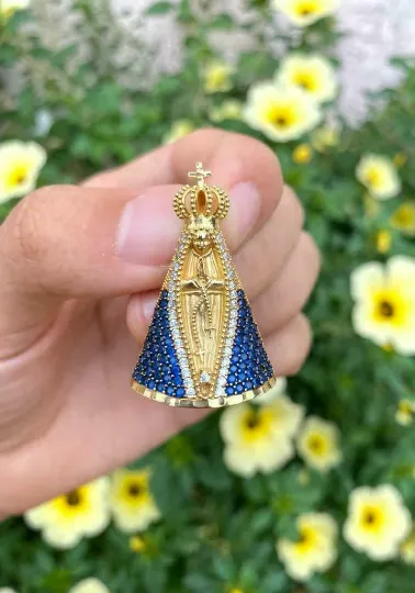 Pingente de Nossa Senhora de Aparecida Foleada a Ouro 18K Com Pedras Azuis 39x24mm Pingentes Catolicos Para Mulheres e Homens Pedra Zirconia