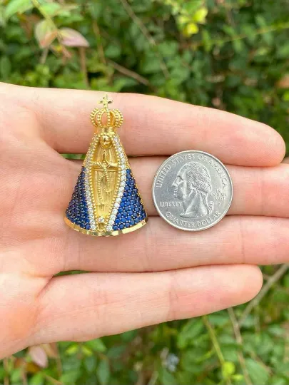 Pingente de Nossa Senhora de Aparecida Foleada a Ouro 18K Com Pedras Azuis 39x24mm Pingentes Catolicos Para Mulheres e Homens Pedra Zirconia