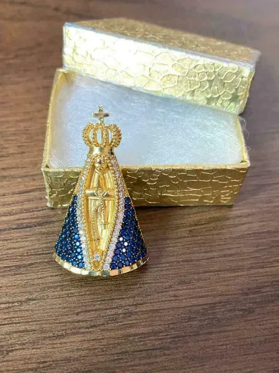 Pingente de Nossa Senhora de Aparecida Foleada a Ouro 18K Com Pedras Azuis 39x24mm Pingentes Catolicos Para Mulheres e Homens Pedra Zirconia