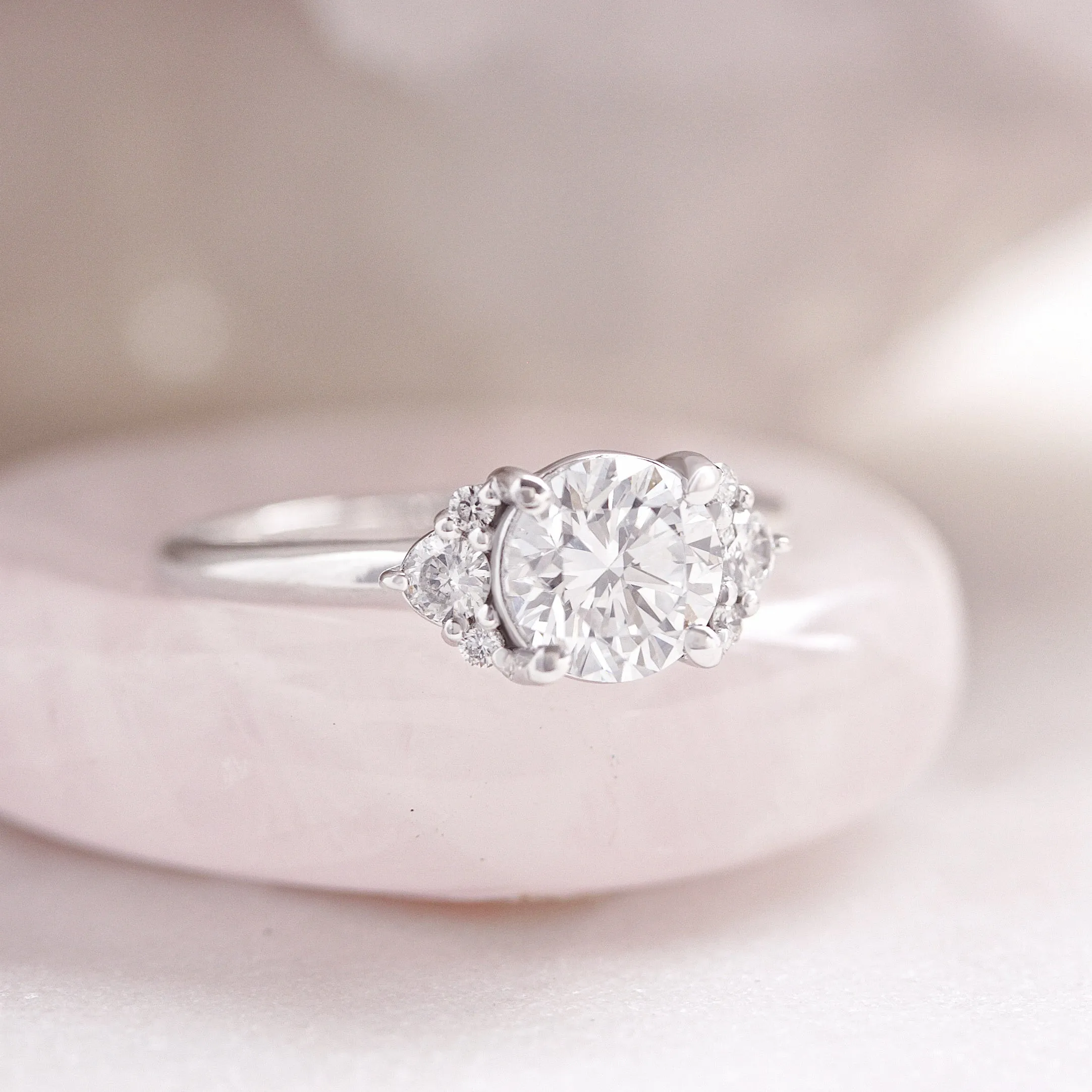 Round Diamond classic Engagement Ring "Isabella" ♥